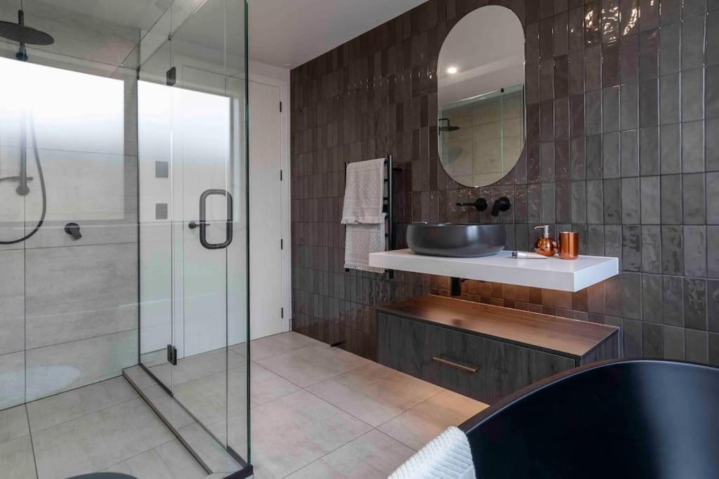 فيلا Luxury Escape In Cbd - Walking Distance To Town تاورانجا المظهر الخارجي الصورة